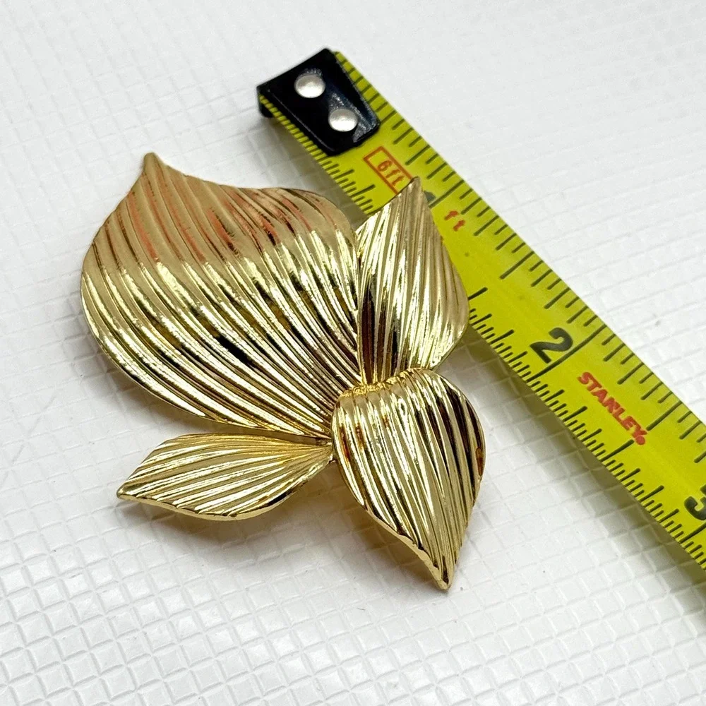 Vintage Retro Ribbed 60s Leaf Foliage Nature Gold Tone Statement Pin Brooch